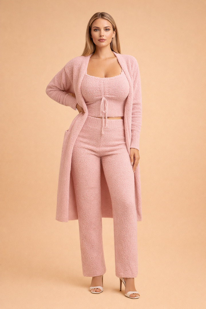 Nærbillede af blød, strikket cardigan fra elegant tre-delt damesæt. Perfekt til komfortabel kvindemode.