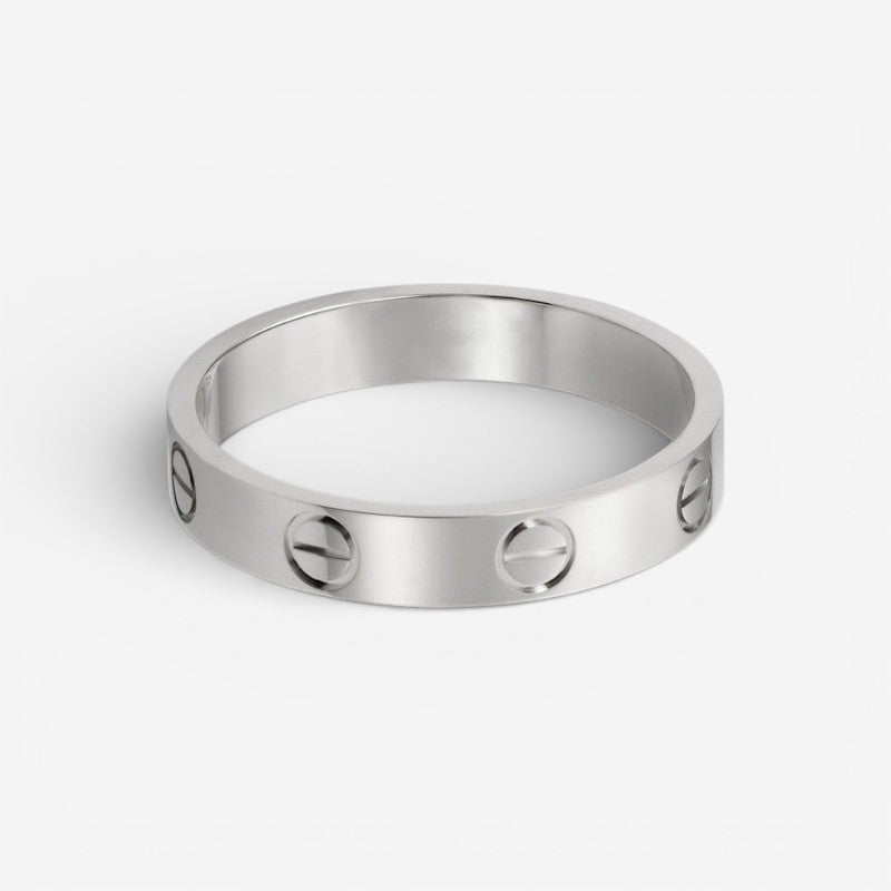 Elegant, unisex sølvring med rundt design. Perfekt minimalistisk hverdagsring for et stilfuldt look.