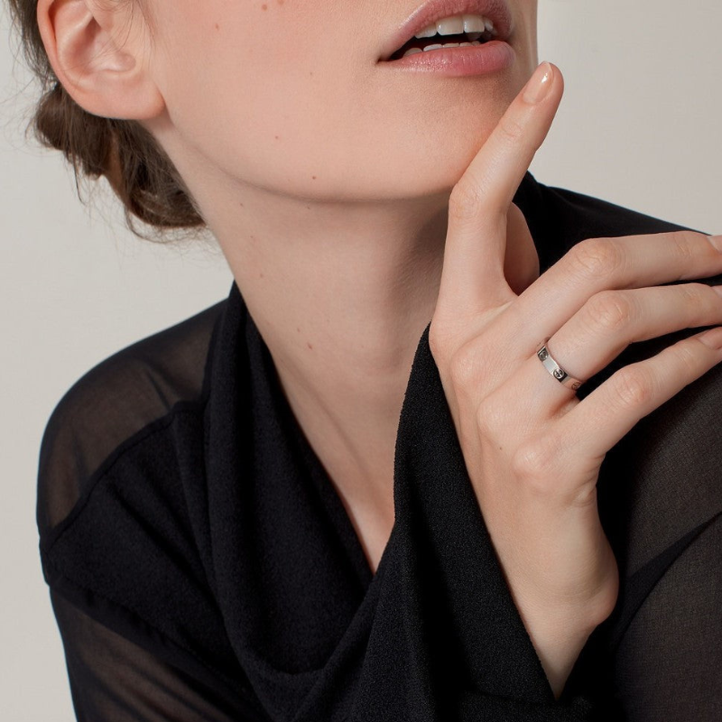 Elegant unisex sølvring med en perfekt rund form. Et stilfuldt og holdbart smykke til din finger.