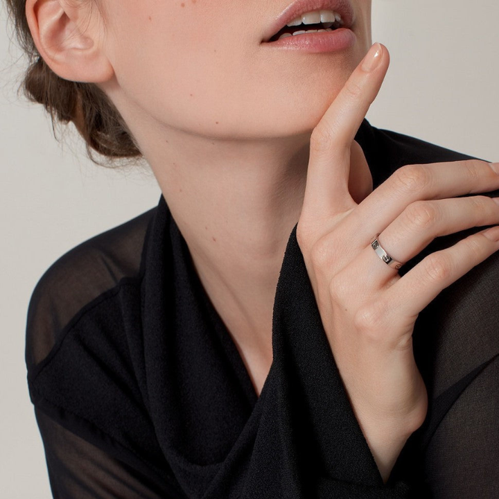 Elegant unisex sølvring med en perfekt rund form. Et stilfuldt og holdbart smykke til din finger.