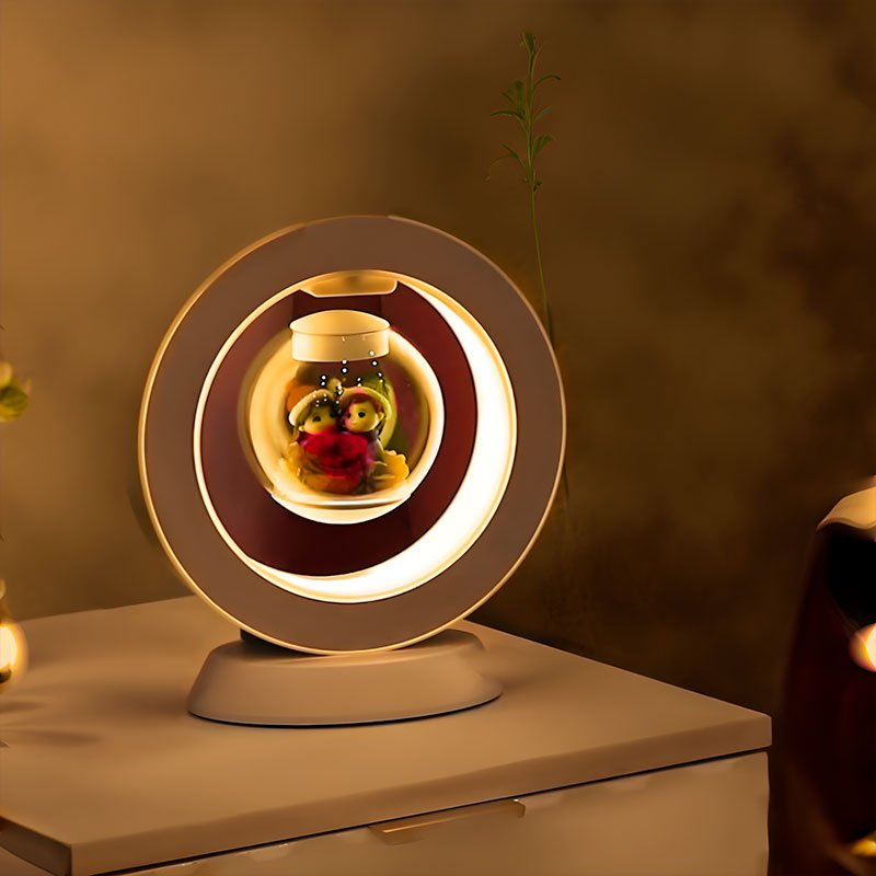 Unik skrivebordslampe med flydende blomst. En moderne USB bordlampe, der lyser op på skrivebordet.