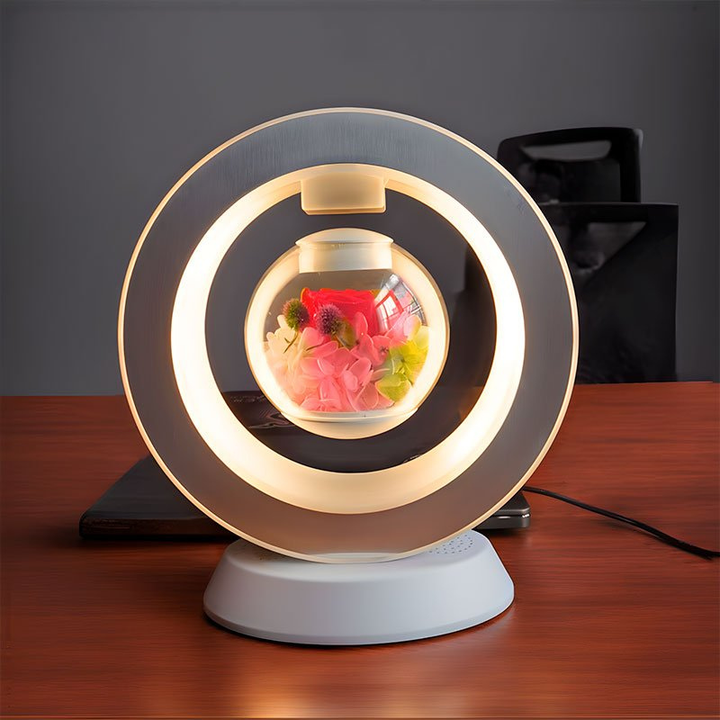 Fængende bordlampe med flydende blomst. Giver blødt stemningslys og et moderne udtryk til indretning.
