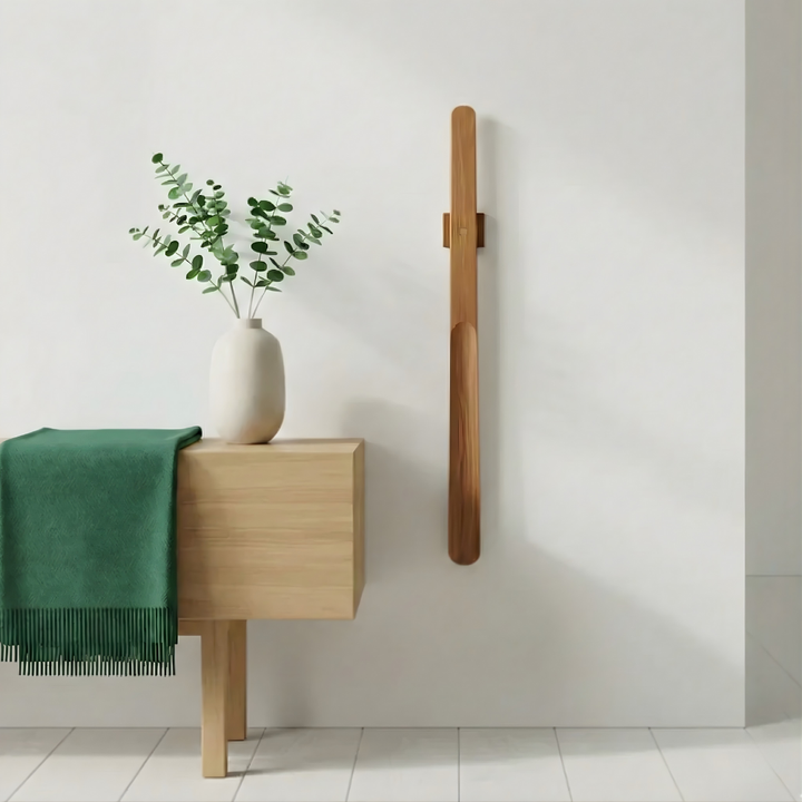 Skandinavisk design træ skohorn, magnetisk og væghængt, smart entré opbevaring.