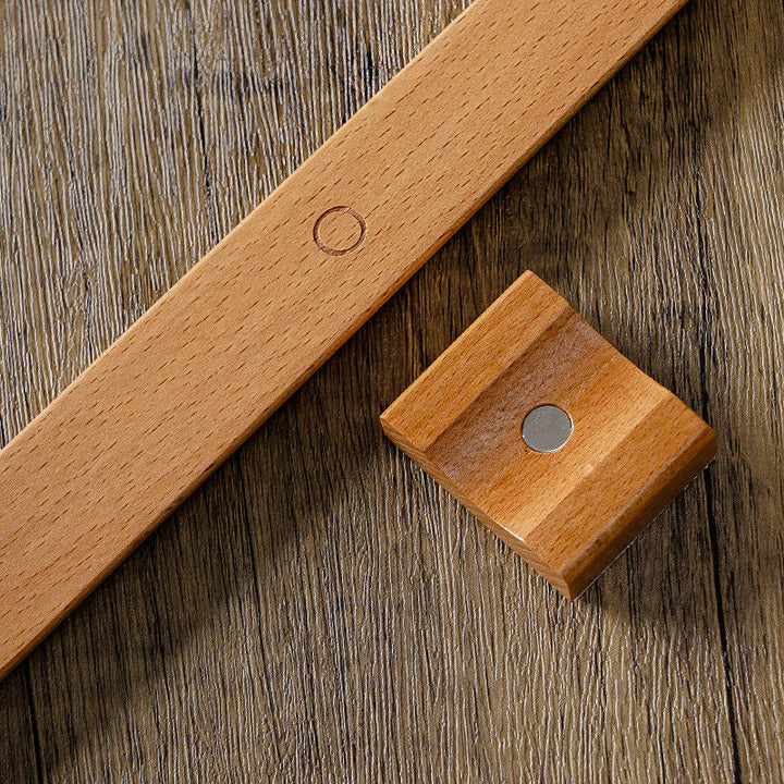 Funktionelt væghængt skohorn med stærk magnet, elegant design i træ for nem brug.