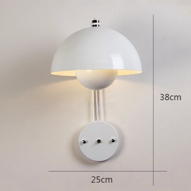 Nordisk væglampe med stilrent design, perfekt til moderne indretning.