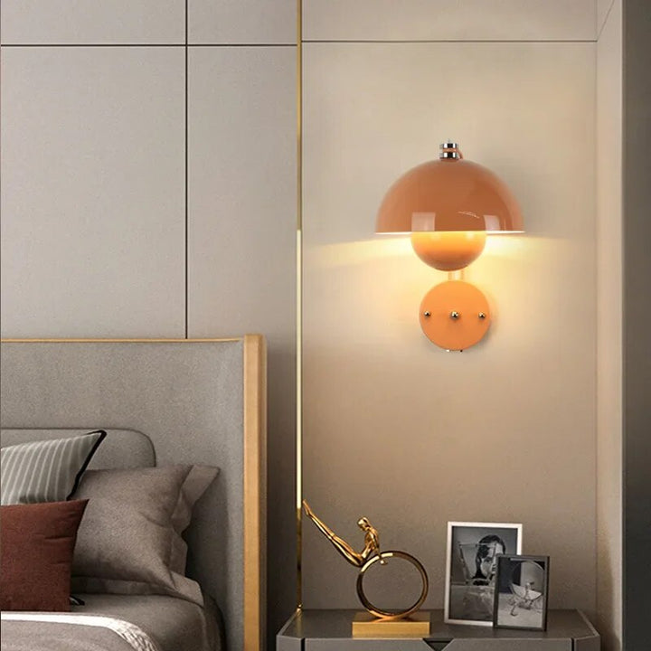 Moderne designlampe; stilfuld væglampe der giver blød belysning.