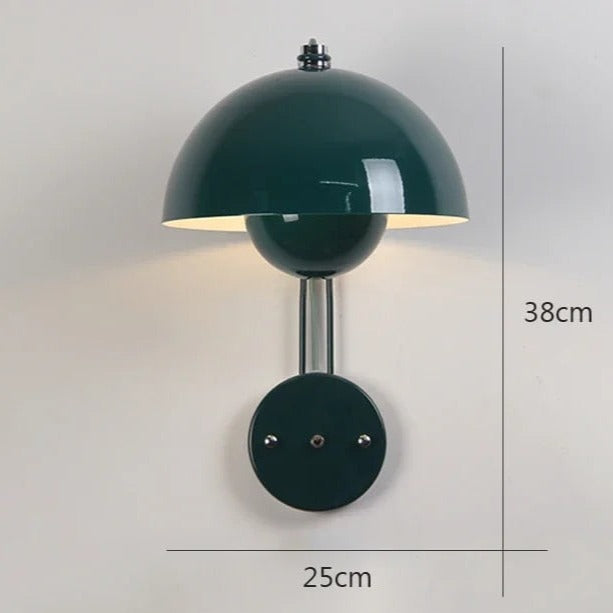 Væglampe i moderne design; skaber en varm og indbydende atmosfære.