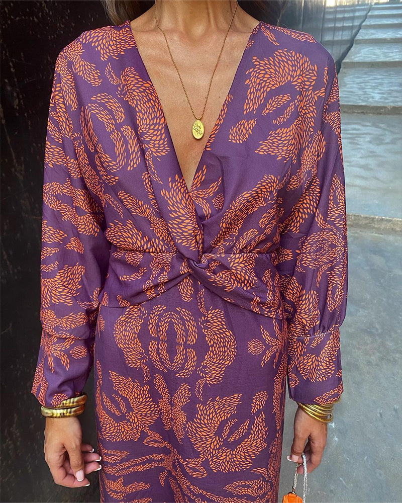 Elegant V-hals kjole med print, smigrende pasform, tidløst design i flere farver, ideel til enhver anledning.