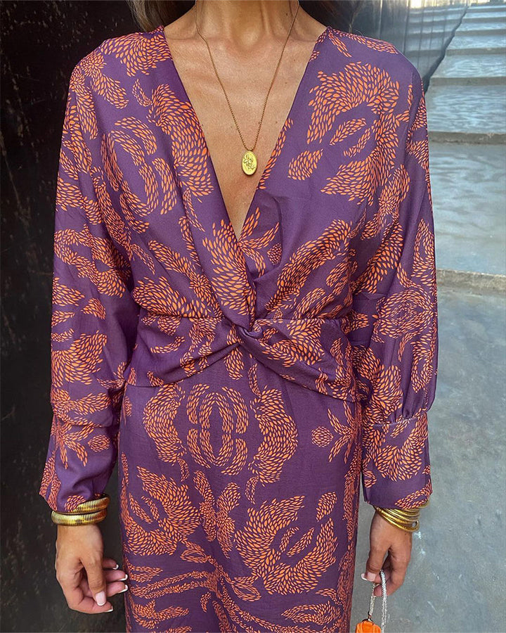 Elegant V-hals kjole med print, smigrende pasform, tidløst design i flere farver, ideel til enhver anledning.