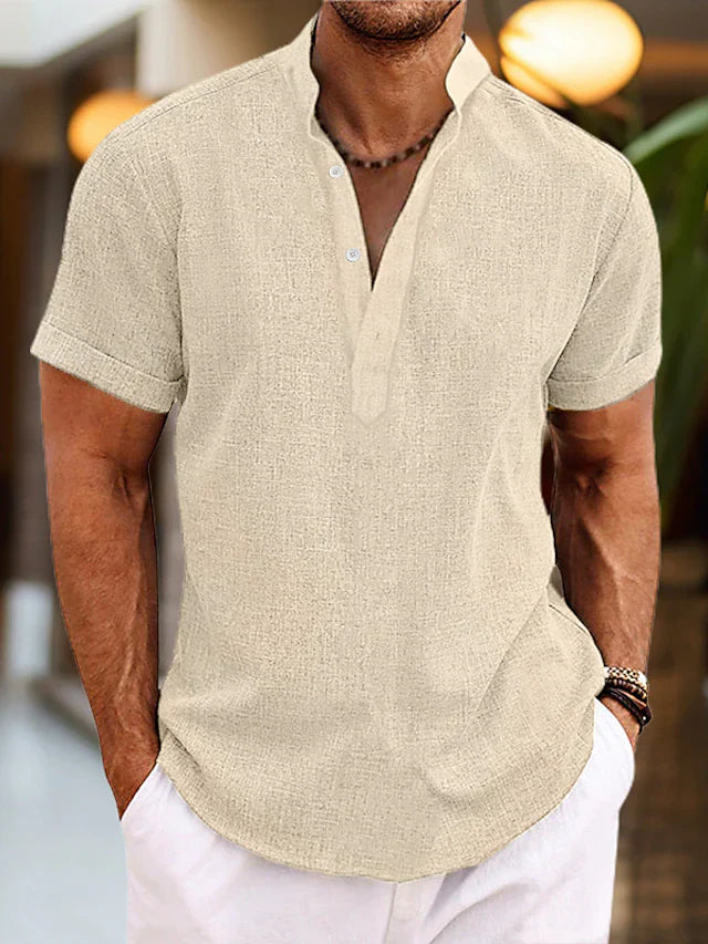 V-hals poloshirt til mænd i blødt stof. Komfortabel T-shirt, elegant til hverdagsbrug, perfekt til forår/sommer.