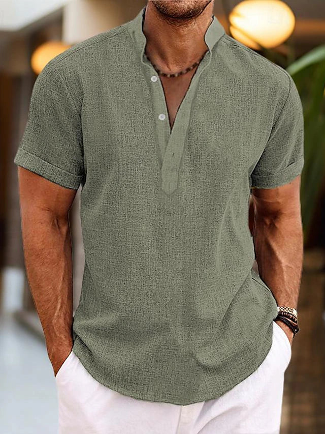 Smart casual V-hals poloshirt til mænd. Let og behagelig T-shirt, ideel til forår og sommerens afslappede dage.