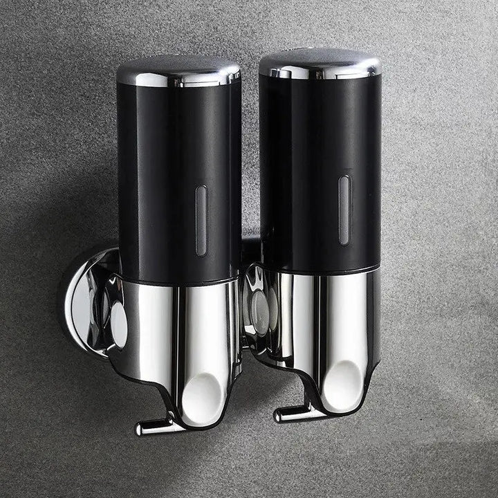"Elegant vægmonteret sæbedispenser med dobbelt rum, minimalistisk design, gennemsigtige sektioner for nemt overblik."