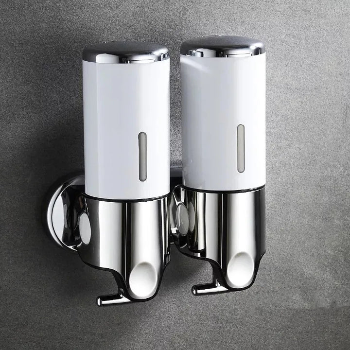 "Elegant vægmonteret sæbedispenser med dobbelt rum, minimalistisk design, gennemsigtige sektioner for nemt overblik."