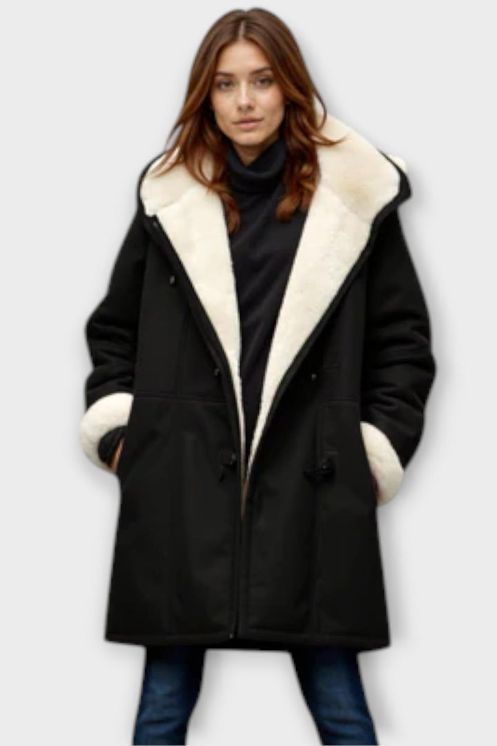 Elegant vandtæt dame vinterjakke i stilfuld grå polyester, varm og funktionel til koldt vejr.