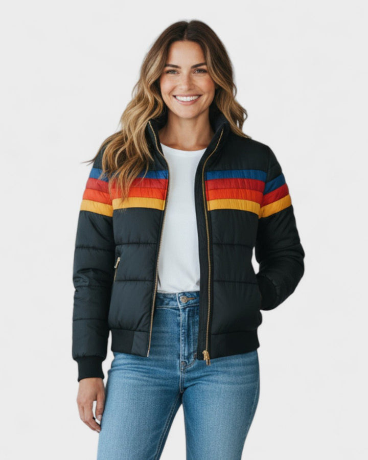 Elegant vandtæt kvindejakke i nordisk design. Perfekt regnjakke til stilfuld vejrbeskyttelse.