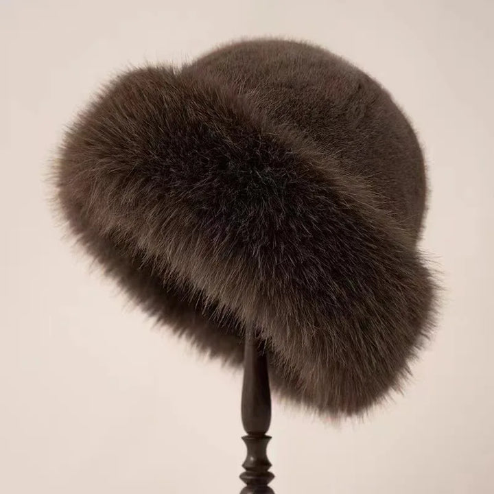 Luksuriøs pelshue til kvinder. Varm og blød vinterhue med elegant design, et must-have vintertilbehør.