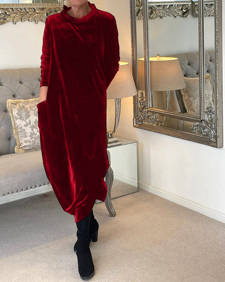 "Elegant velourkjole med lommer, kvindes kjole, forfra, luksuriøs velour, praktiske lommer, flatterende pasform"