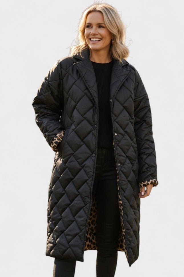 Elegant vendbar damejakke med leopardprint og beige side, perfekt til efterår og vinter.