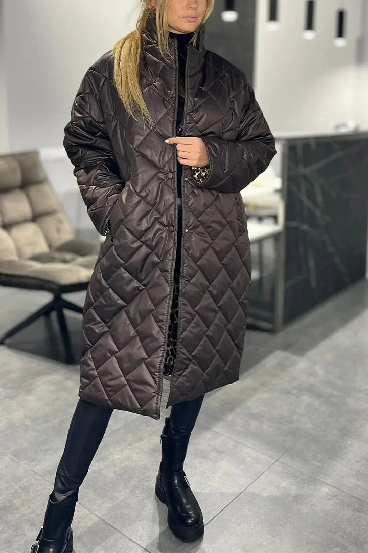 Lang vendbar jakke i beige med smarte leoparddetaljer. En praktisk og elegant efterårsjakke.