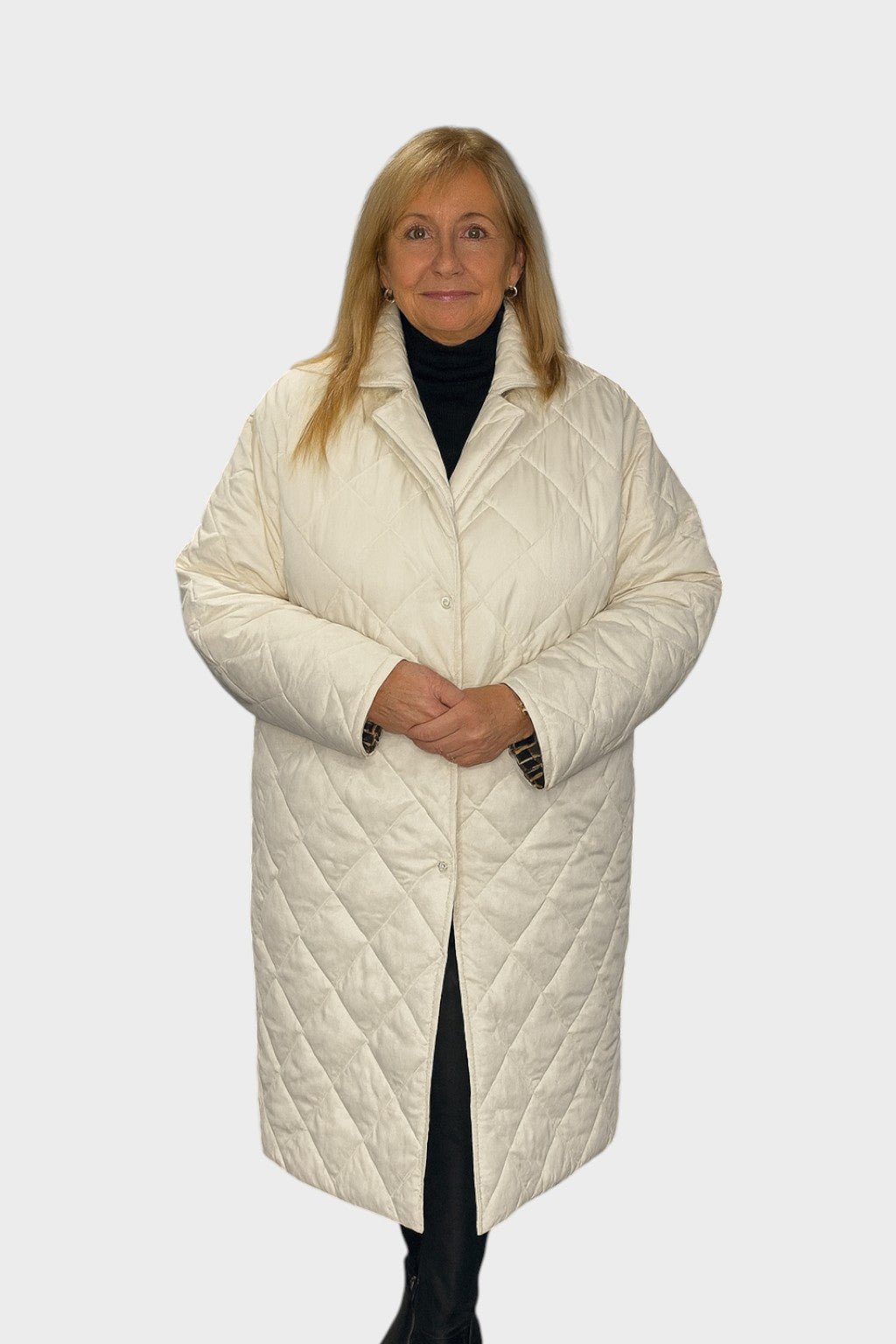 Nærbillede af den vendbare damejakke, der viser det moderne leopardprint og den ensfarvede side.