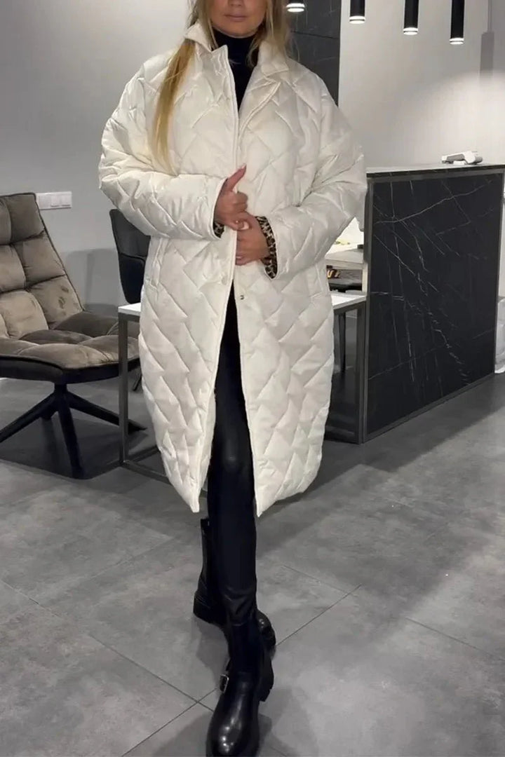 Damejakke: én side ensfarvet, den anden med trendy leopardmønster. Ideel som elegant efterårsjakke.