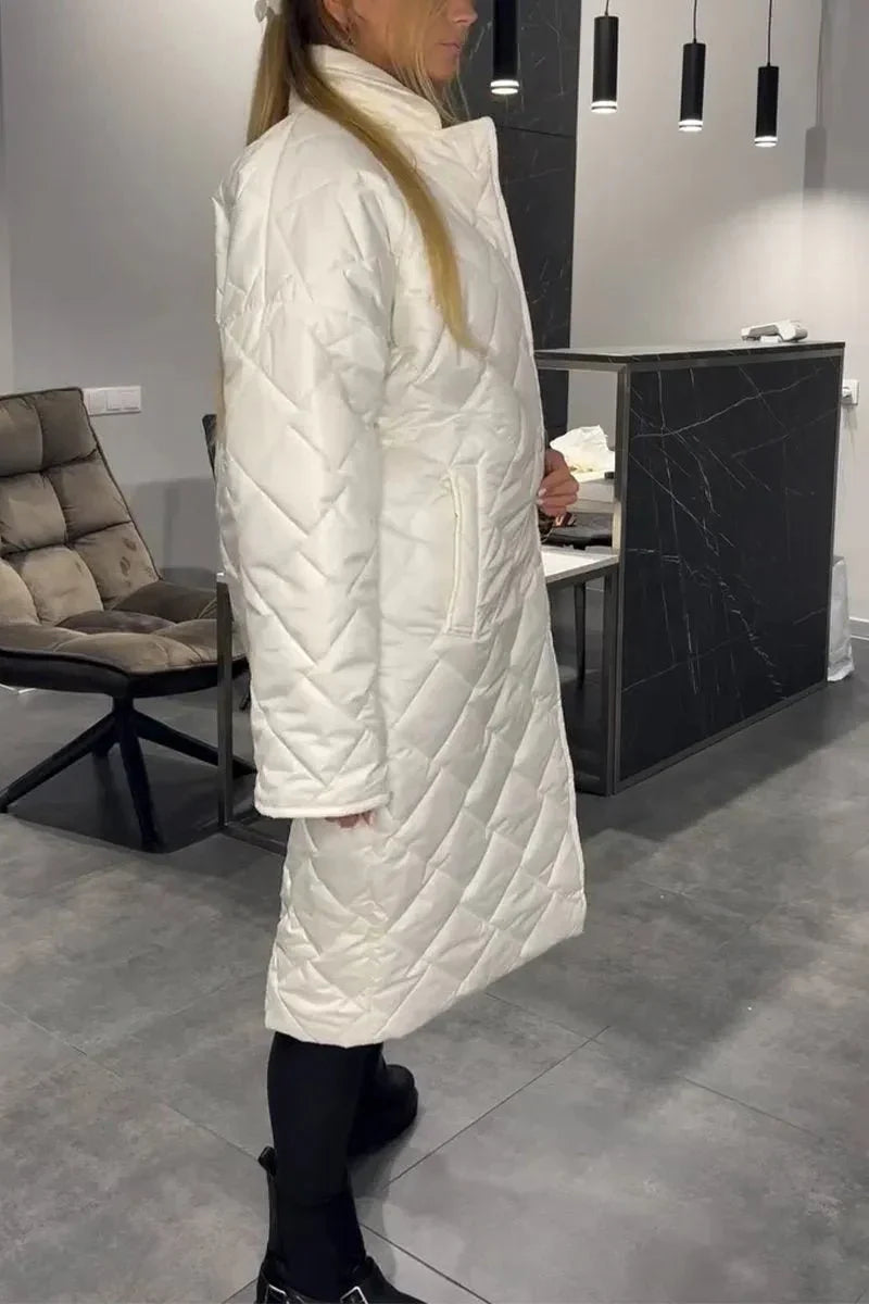 Model iført den vendbare damejakke i beige/leopardprint, der fremhæver det stilrene design.