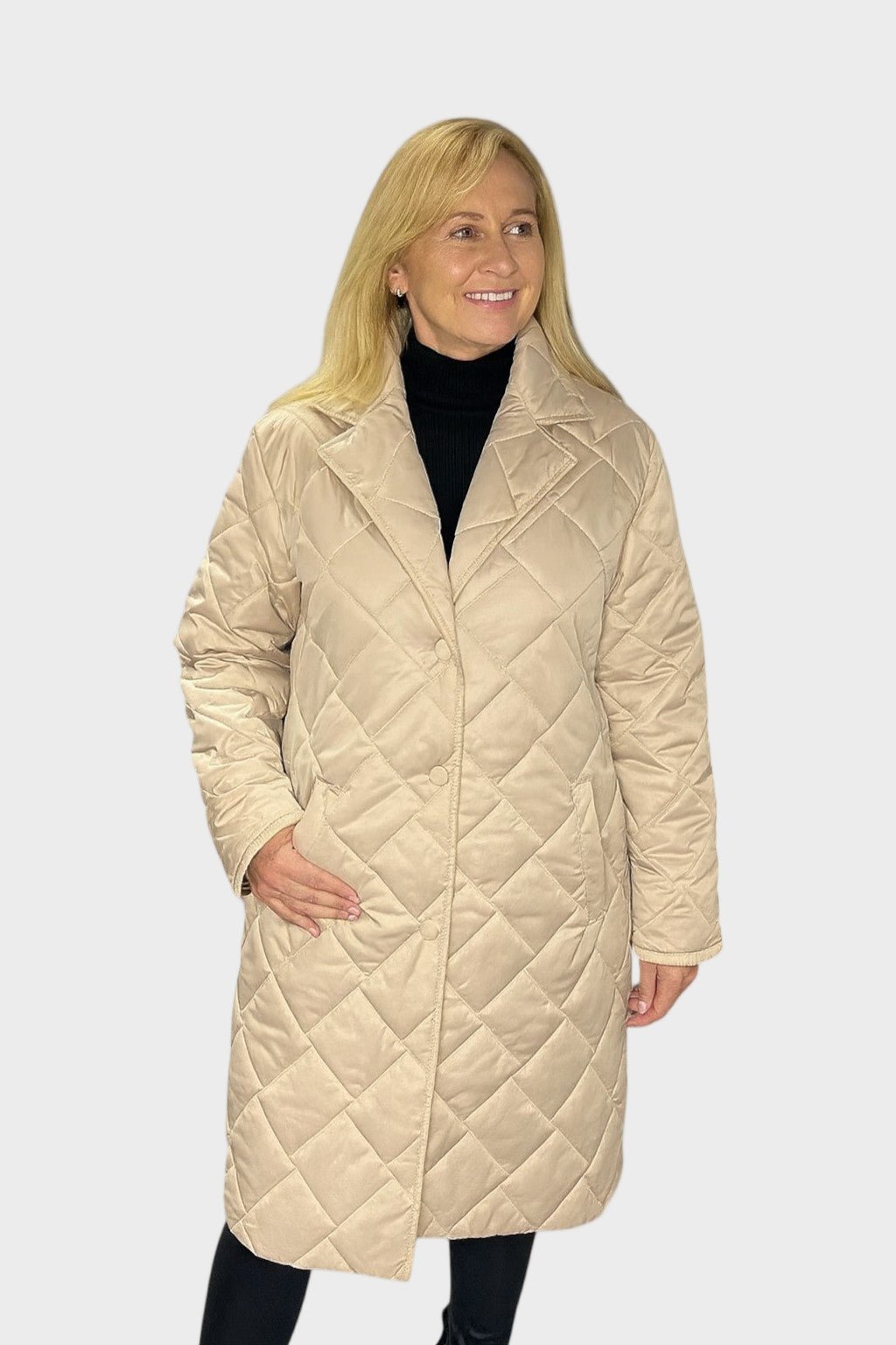 Hvid og brun vendbar damejakke med leopardprint. En komfortabel og modebevidst vinterjakke.