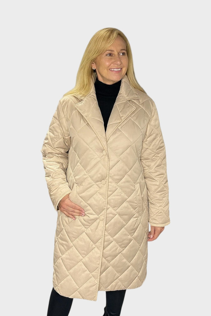 Hvid og brun vendbar damejakke med leopardprint. En komfortabel og modebevidst vinterjakke.