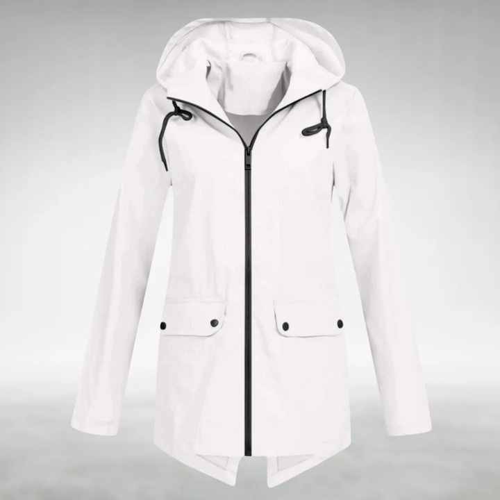 Funktionel outdoor softshell damejakke, vindtæt og vandafvisende, perfekt til aktive kvinder.