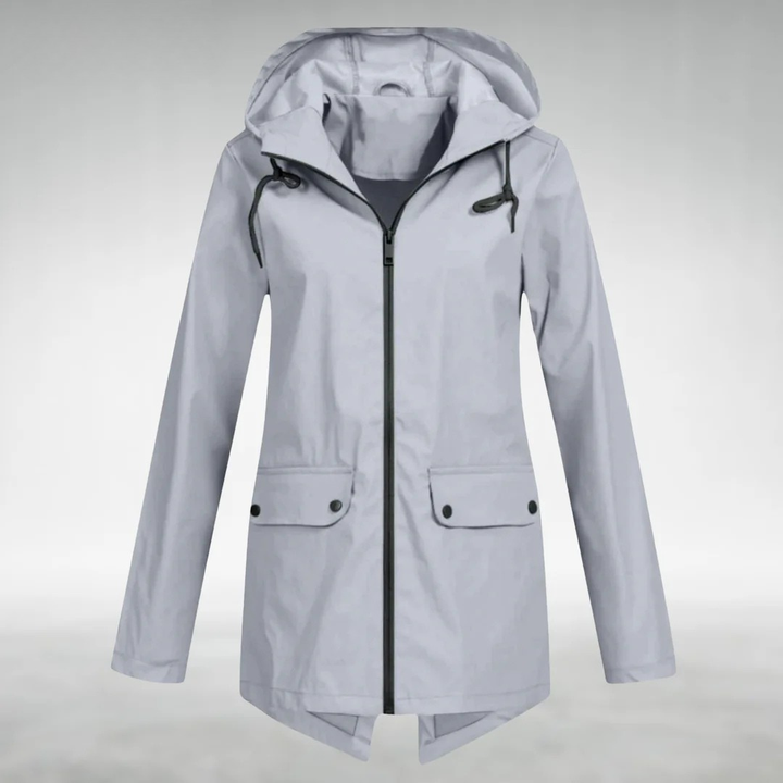 Figursyet elegant damejakke i softshell med hætte. Komfortabel og stilfuld til hverdagsbrug.