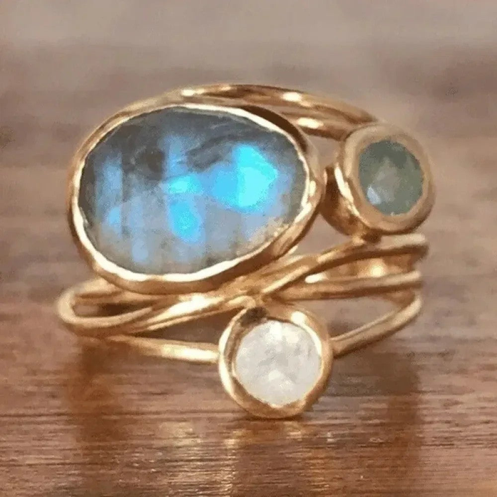 Elegant vintage blå månestenring til kvinder. Skinnende ædelstenssmykke perfekt som gave.