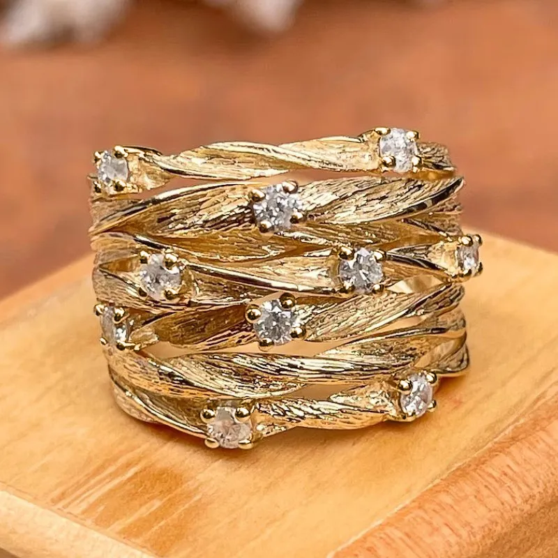 Elegant vintage guldring til kvinder. Klassisk håndlavet smykke med tidløs stil og glans.
