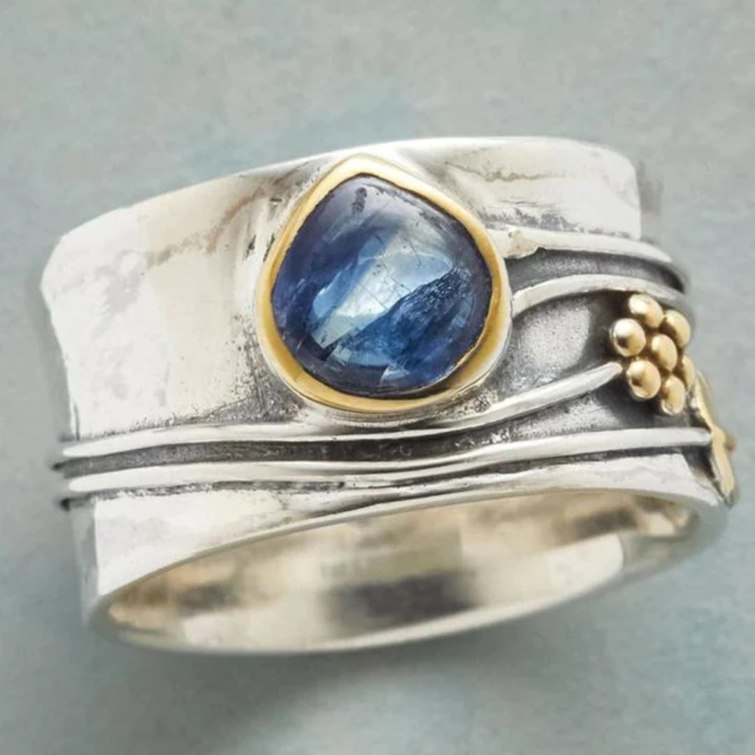Elegant vintage ring til kvinder med blå sten. Et smukt og tidløst modesmykke.
