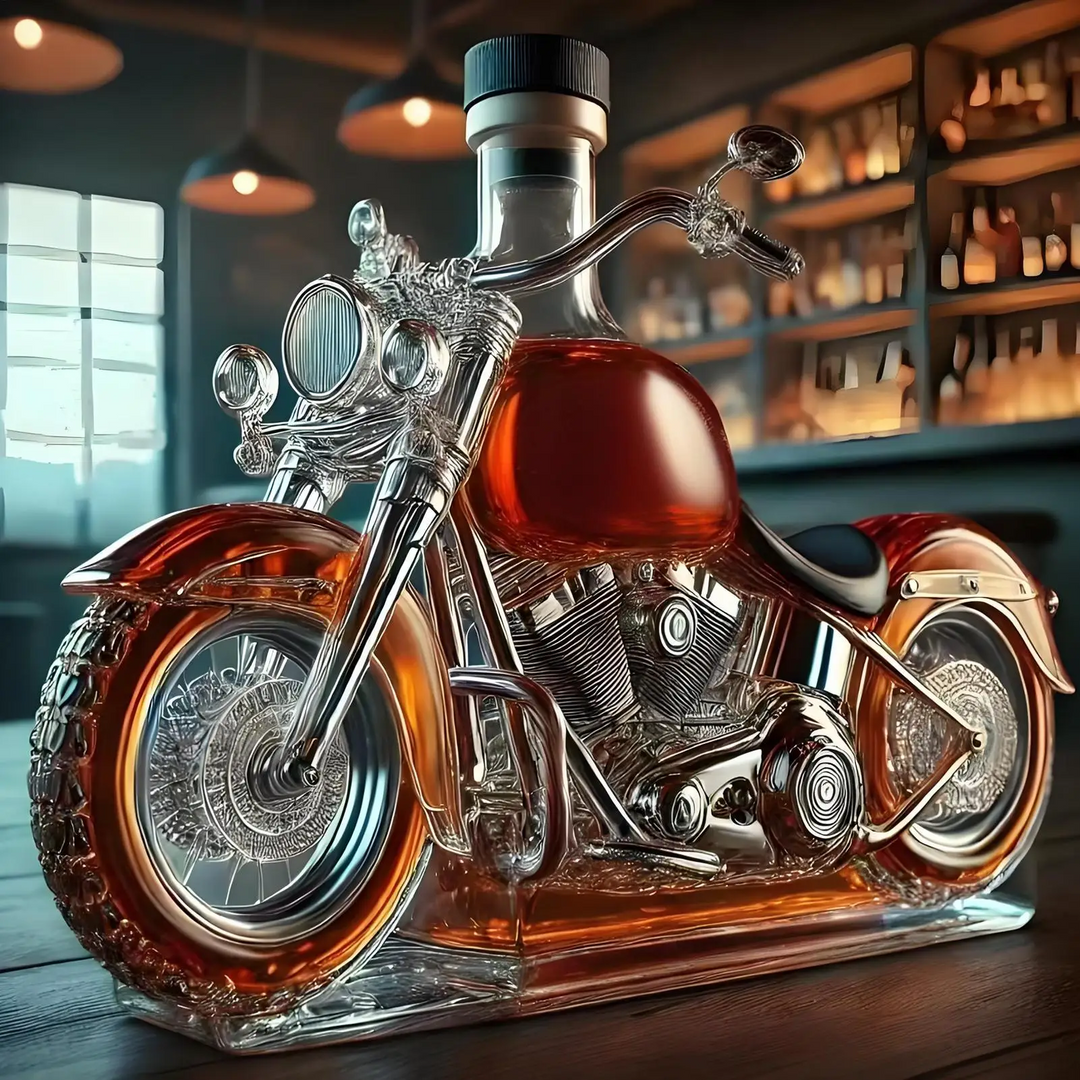 Elegant whiskykaraffel formet som motorcykel i glas, perfekt til hjemmebaren.