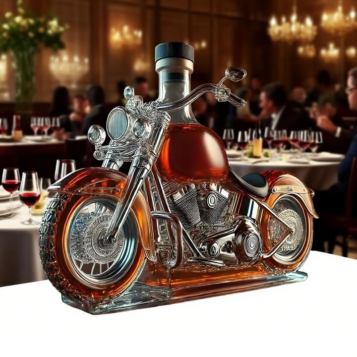 Unik motorcykel whiskykaraffel i glas; et stilfuldt design til spiritus i hjemmebaren.