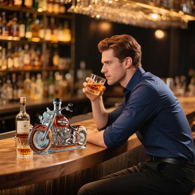 Den perfekte mandegave: Detaljeret motorcykel whiskykaraffel i glas til spiritus.
