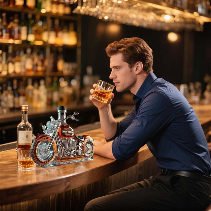 Den perfekte mandegave: Detaljeret motorcykel whiskykaraffel i glas til spiritus.