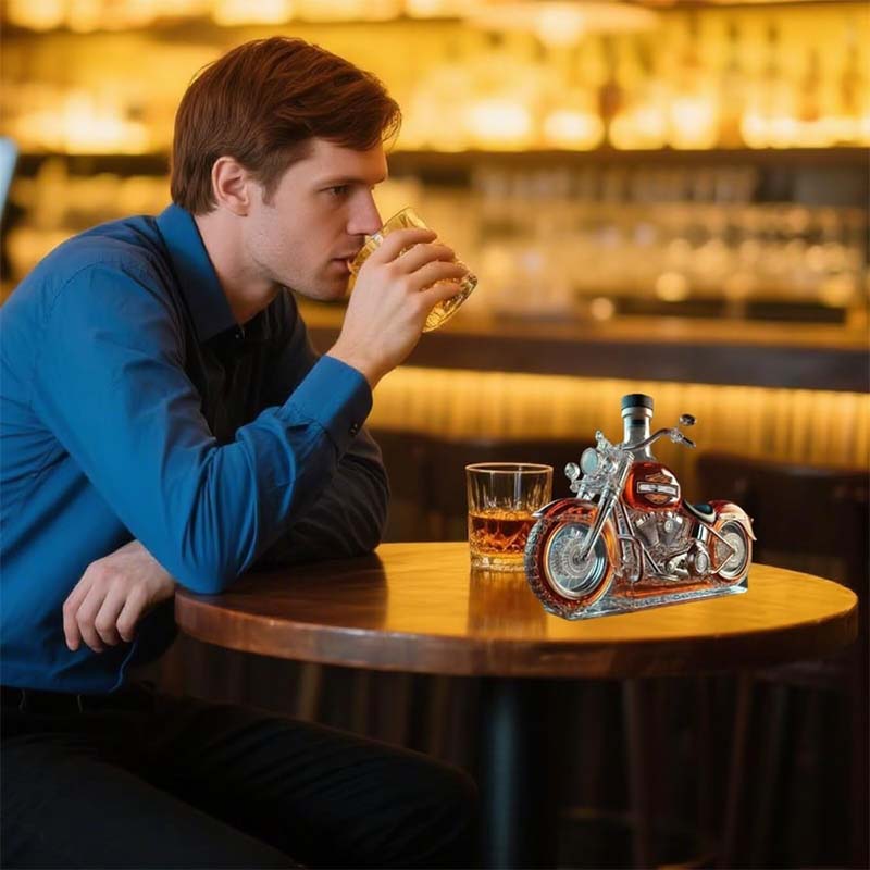 Dekorativ motorcykel whiskykaraffel af glas; både praktisk barudstyr og et blikfang.