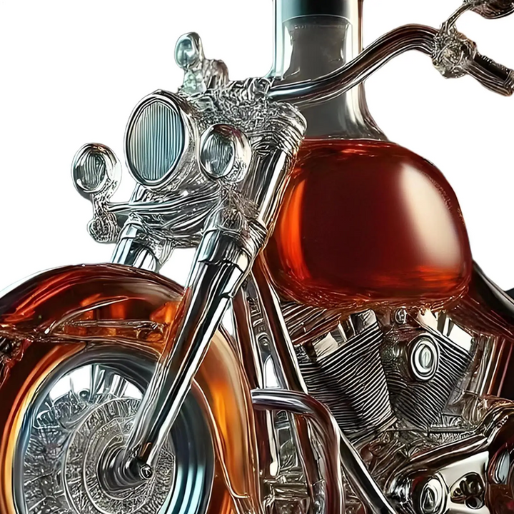 Original gaveide til motorcykel-entusiasten: En detaljeret whiskykaraffel i glas.