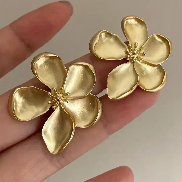 Elegante blomster ørestikker til kvinder i moderne design. Perfekt til fest og som stilfuldt damesmykke.