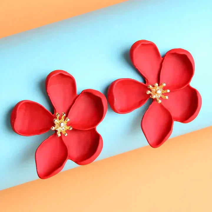 Moderne statement øreringe i blomsterdesign til kvinder. Elegante ørestikker der fremhæver din stil.