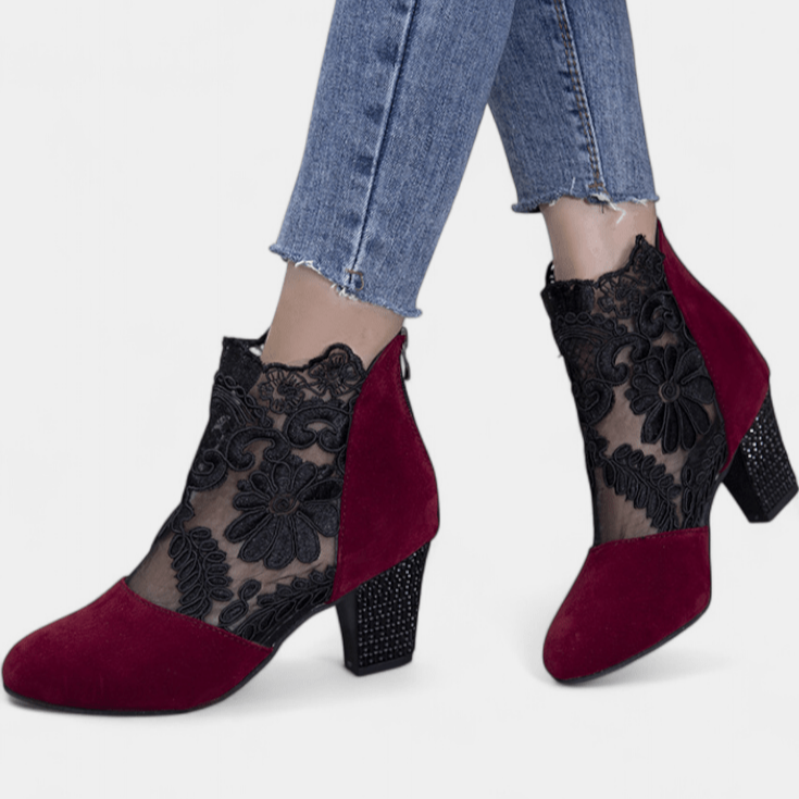 Romantiske abrikos damehæle med delikate blomster. Ideelle elegante bryllupssko.