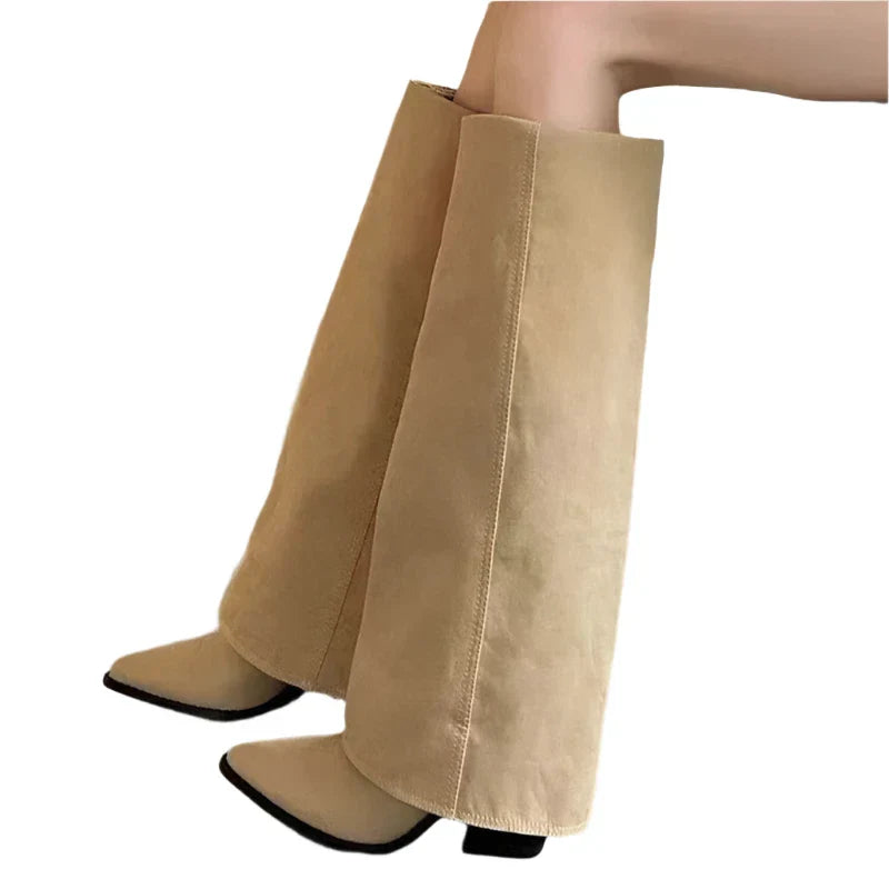 "Elegante brun fold-over øko-læder knæstøvler med spids tå og blokhæl, ideelle til stilfuld komfort."