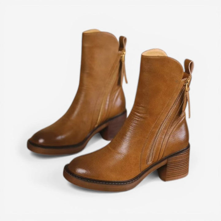 Elegante dame ankelstøvler med spids snude og stabil blokhæl. Perfekt fodtøj til efterår og vinter.