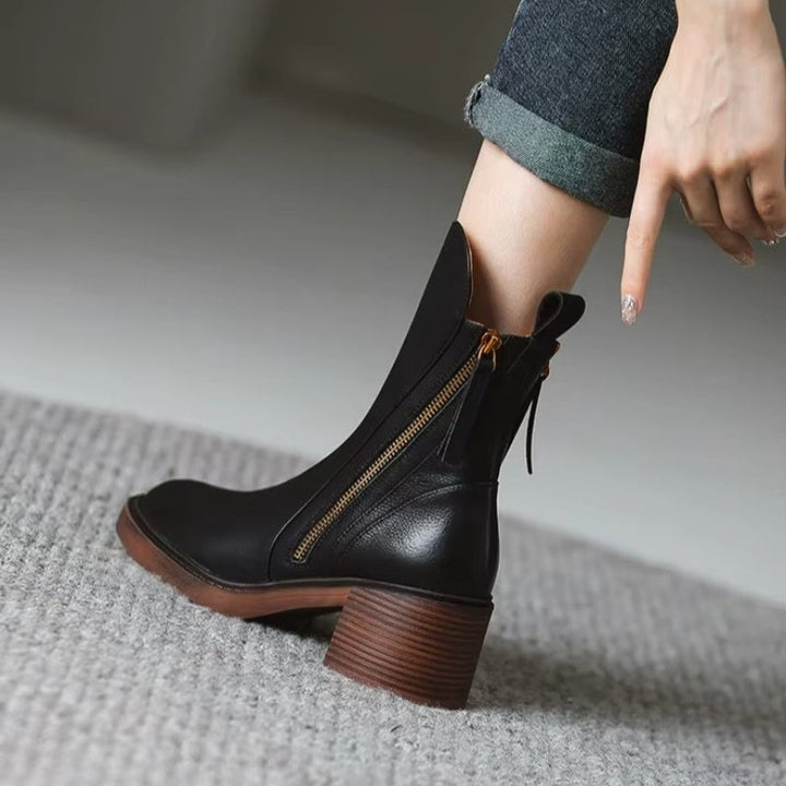 Flotte dame ankelstøvler, perfekte til den modebevidste kvinde. Med spids snude og stabil blokhæl.