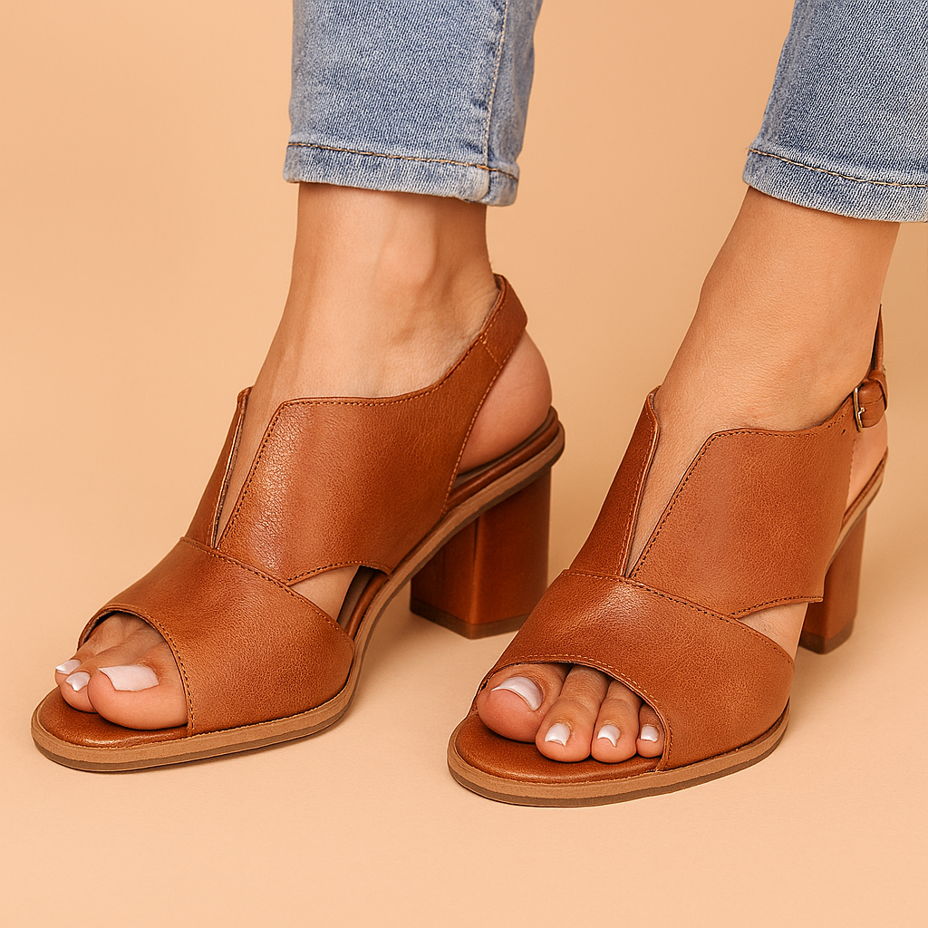 Brun damepumps med stabil blokhæl og åben tå. De ideelle sandaler for et elegant og komfortabelt look.
