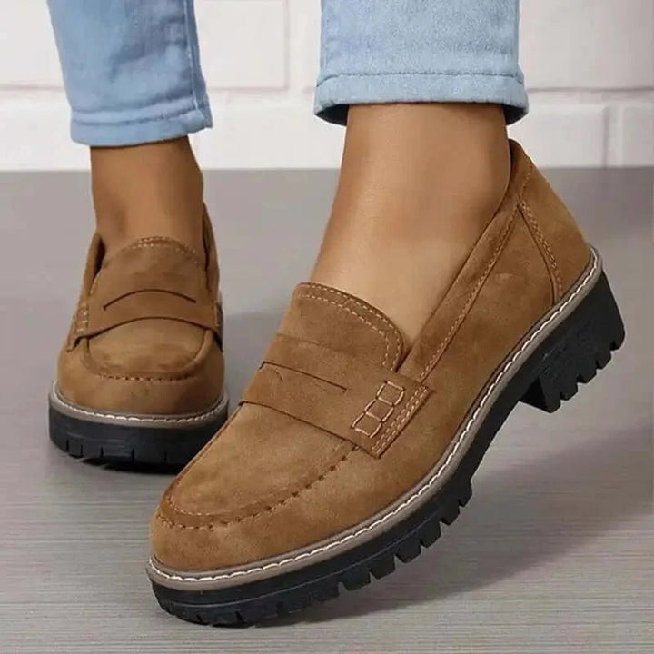 Moderne dame slip-on loafers. Elegant fodtøj til kvinder, perfekt som alsidige arbejds- eller fritidssko.