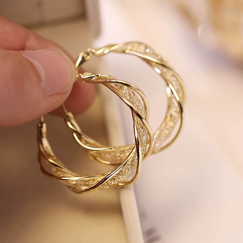 Letvægts creoløreringe i guld med snoet design, ideelle som behagelige hverdags smykker.