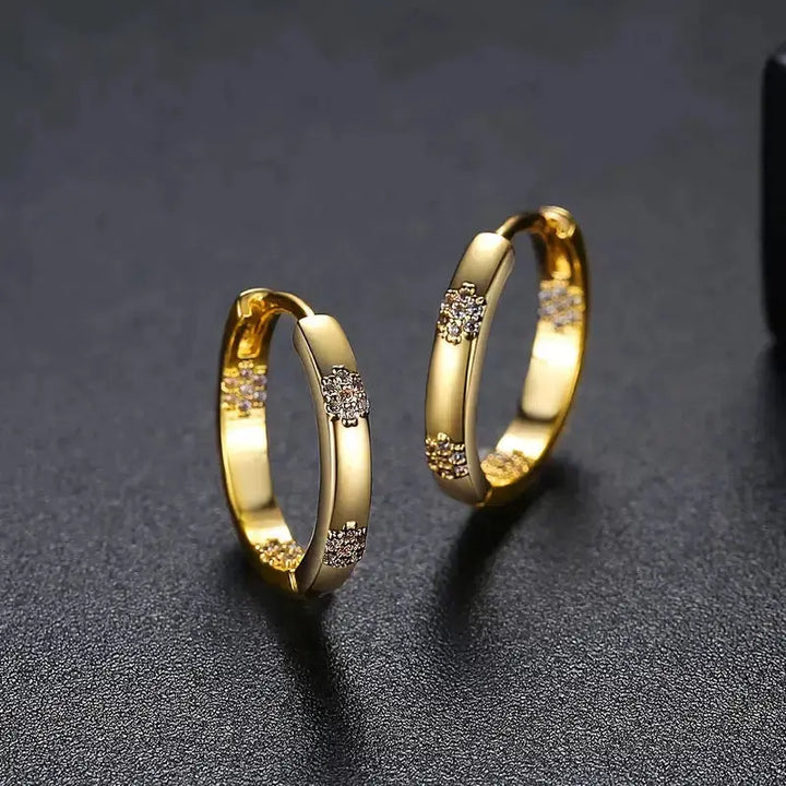 Elegante guld creoler til kvinder med funklende krystaller. Klassiske dameøreringe, perfekt til fest og hverdag.