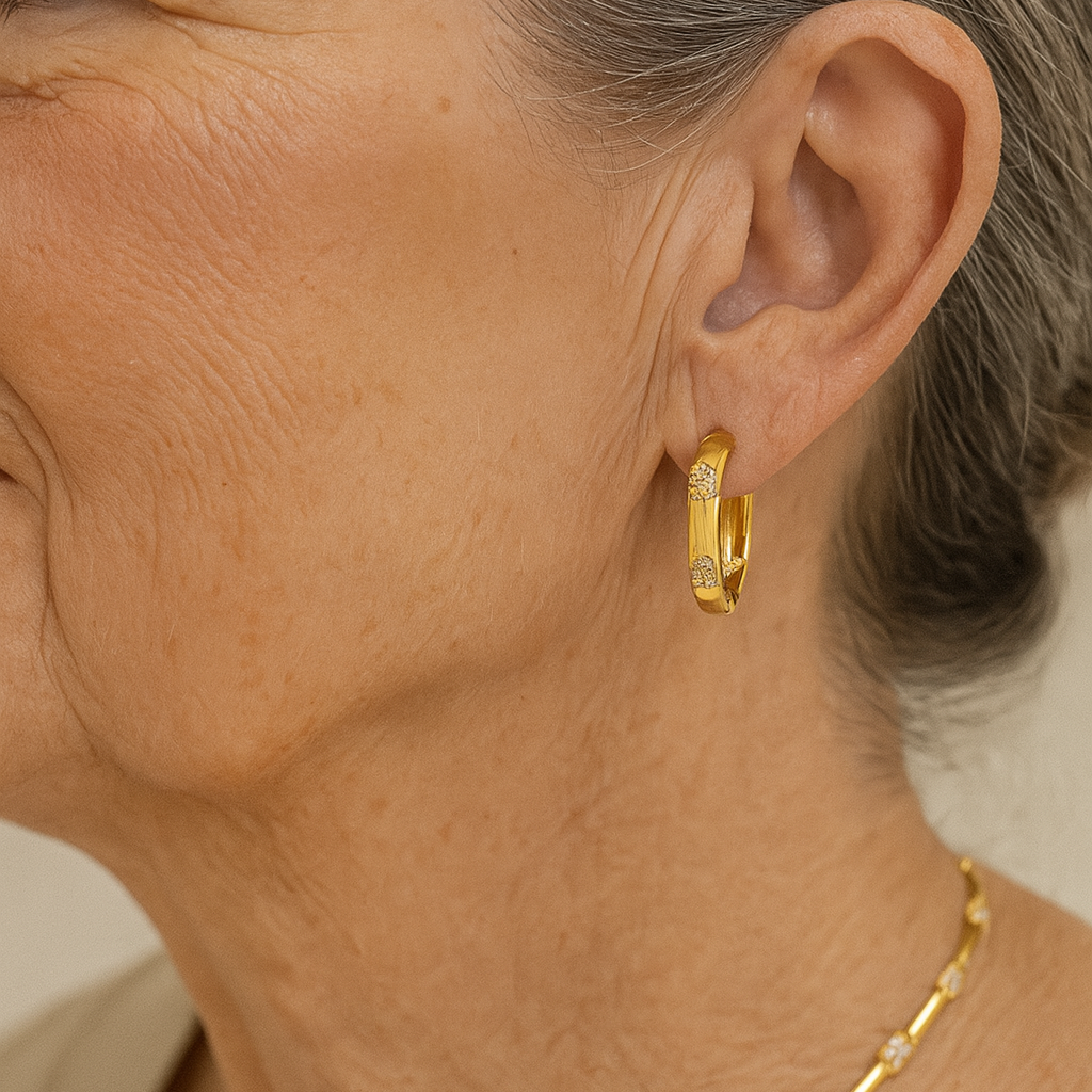 Funklende krystaløreringe: Guld creoler til kvinder. Smukke hoop øreringe med krystaller, elegante smykker.